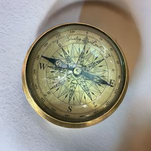 Boussole à lentille de précision en laiton et verre, ornement de bureau artistique et décoratif, avec fonction loupe, usage polyvalent - Product Image 3