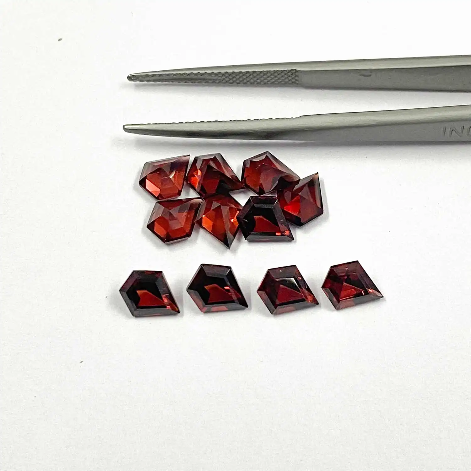 Forma de escudo facetado rojo granate natural de 6x7mm, piedras sueltas al por mayor para la fabricación de joyas, precio de fábrica del proveedor del fabricante