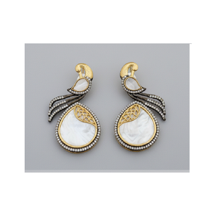 Boucles d'oreilles longues élégantes en perles de coquillage avec plaqué or pour les demoiselles d'honneur et les événements formels à prix d'exportation - Product Image 1