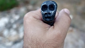 Gardiens de l'Antiquité: Couteau forgé à la main gravé en forme de crâne Gaines en acier au carbone et en cuir Nos couteaux en acier au carbone - Product Image 3