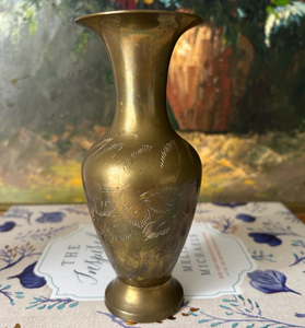 Par de Floreros Vintage de Latón Grabado, 6 Pulgadas de Alto, Grabados a Mano en Negro y Dorado, Decoración Metálica Ornamentada en Miniatura - Product Image 2