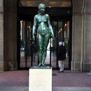 Escultura de Metal de Fábrica de Esculturas <span class=keywords><strong>Famosas</strong></span>, Escultura de Bronce de Tamaño Natural de Mujer Desnuda - Product Image 2