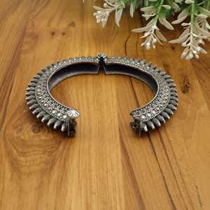 Brazalete de plata redondeada oxidada tradicional, brazalete de tornillo que se puede abrir, pulsera elegante vintage hecha a mano Kada - Product Image 3