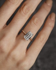 Anillo de compromiso solitario de moissanita con corte esmeralda de 8x11 mm, chapado en oro blanco, banda elegante, joyería fina para mujer - Product Image 1
