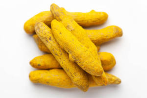 Curcuma cru séché au soleil de qualité supérieure, sélectionné soigneusement et récolté en Inde, idéal pour la cuisine, la transformation alimentaire et les mélanges culinaires. - Product Image 2
