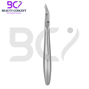 Pince à cuticules CLASSIC 12 en acier inoxydable, lame de 3 mm, design compact en acier inoxydable pour manucure et pédicure à domicile - Product Image 3