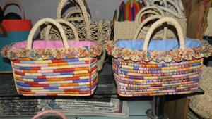 Borsa in rafia fatta a mano all'uncinetto del Madagascar manici in pelle multicolore fodera in cotone chiusura con cerniera in tessuto colorato - Product Image 3