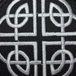 Meilleurs patchs brodés à la main en gros pour les designers OEM, logo personnalisé, matériau de bonne qualité, patch brodé personnalisé, meilleure qualité - Product Image 6