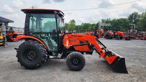 Tracteur agricole Bad Boyy 4035 CAB avec moteur diesel, capacité 4x4 et bras de chargement pour des opérations agricoles flexibles - Product Image 3