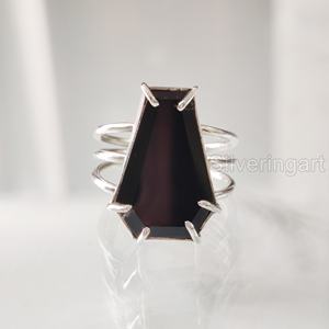 แหวนผู้หญิง รูปทรงโลงศพ ประดับพลอยออนิกซ์สีดำ ของขวัญวันครบรอบเดือนธันวาคม ทำด้วยมือ แหวนเงินแท้ 925 - Product Image 1