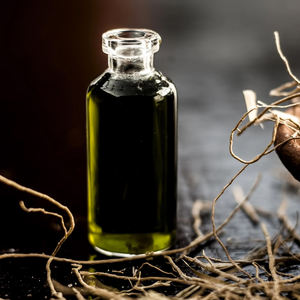 Huile de vétiver pure à 100 % de qualité supérieure, avec un arôme frais, doux et boisé, distillée à la vapeur pour les produits cosmétiques, de bien-être et de soins personnels - Product Image 3