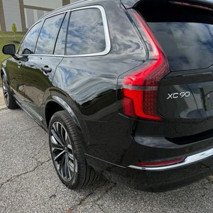 Volvo XC90 B6 Plus 2025 d'occasion en excellent état, thème lumineux, 7 places, prêt pour livraison mondiale - Product Image 4
