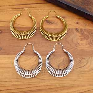 Boucles d'oreilles créoles géométriques de style tribal bohème en métal doré et argenté découpé cadeau de mode - Product Image 4