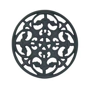 El clásico salvamanteles de metal blanco presenta un diseño cuadrado tallado a mano, perfecto para platos calientes y ollas en cualquier hogar o cocina moderna - Product Image 5