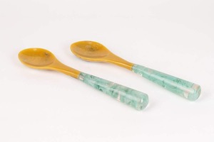 Ensemble cuillère et fourchette à salade en résine marbrée beige, fait main, lavable au lave-vaisselle, personnalisable, couverts élégants, vaisselle moderne - Product Image 2