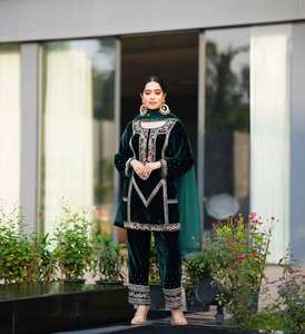 Conjunto de Diseñador Premium D FASHION GURU de Salwar Kameez de Viscosa India/Pakistaní para Mujer, Corte Regular, Elegante y Lujoso para Fiestas de Invierno - Product Image 1