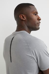 เสื้อยืดพิมพ์ลายดิจิทัลสำหรับผู้ชายผ้าฝ้าย100% สีเทาพิมพ์ลายกราฟิกแบบเรียบสำหรับฤดูร้อน - Product Image 3