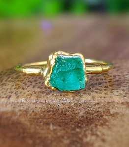 Esmeralda en bruto chapada en oro, joyas minimalistas de piedras preciosas galvanizadas, Esmeralda en bruto natural - Product Image 1