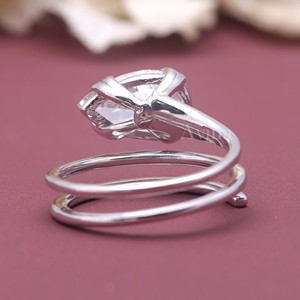 Bague de fiançailles et de mariage solitaire moderne de luxe en or massif 14 carats avec diamant de taille poire cultivé en laboratoire certifié IGI et serti en spirale - Product Image 4
