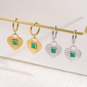 Pendientes de Aro con Colgante de Corazón de Circonita Verde, Chapados en Oro de 18k, de Acero Inoxidable, Hipoalergénicos y Resistentes al Deslustre, Estilo Vintage - Product Image 4