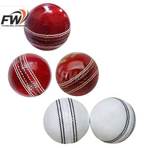Ballons de cricket en cuir rouge cousus main, de haute qualité, durables, avec logo et marque personnalisés, pour les matchs internationaux, avec emballage personnalisé - Product Image 1