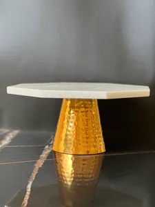 Support pour desserts et pâtisseries de grande taille en marbre et métal de forme personnalisée - Product Image 3