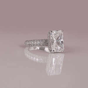 Bague de fiançailles classique en diamant de taille rayonnante cultivée en laboratoire plaqué or massif 18KT Hidden Halo Trendy Style IGI Certified Fine Ring - Product Image 1