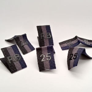 Diseño de logotipo 3D Etiqueta impresa Carta elevada Serigrafía Parche Goma Silicona PVC Insignia Material reciclado Etiqueta de marca personalizada - Product Image 3