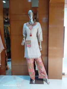 Conjunto de Dos Piezas de Diseño en Rosa Claro, Top Formal de Satén con Parches, 100% Poliéster, Corto por Encima de la Rodilla, Estampado en la Parte Inferior y Adorno de Lentejuelas - Product Image 6