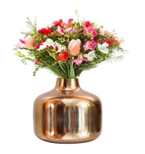 Jarrón de aluminio metálico de oro rosa con forma redondeada elegante con ramo de flores de colores para una declaración decorativa contemporánea - Product Image 1