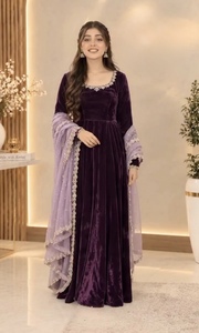 Ensemble prêt-à-porter entièrement cousu en velours de viscose avec broderie de designer et dentelle miroir véritable, comprenant un haut, une jupe et un dupatta. - Product Image 2