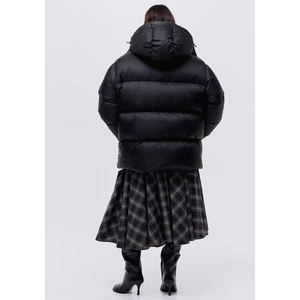 เสื้อแจ็คเก็ตพัฟเฟอร์ผู้หญิงแบบสั่งทำ ทันสมัย อุ่น น้ำหนักเบา มีฮู้ด แฟชั่น กันน้ำ สำหรับฤดูหนาว ใส่กลางแจ้ง เป็นมิตรกับสิ่งแวดล้อม แบบเย็บติดกัน สไตล์สตรีทแวร์ - Product Image 4