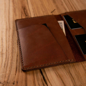 Porta pasaporte de cuero grabado, billetera de viaje personalizada, aniversario de boda, regalo de boda para pareja, al aire libre, al aire libre, en forma de cartera - Product Image 2