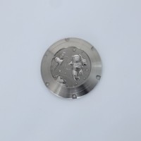 Montre multifonction esthétique de 38 mm en acier inoxydable 304/316, légère, faite à la main, avec fond gravé en relief et finition estampée