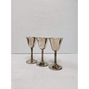 Verre à vin en métal massif avec une surface lisse et un look élégant, conçu pour les bars, les restaurants ou les occasions festives - Product Image 5