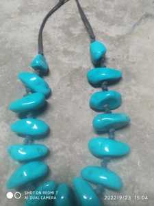 Collar de cuentas de resina más vendido por Unique Craft India Colgante de estilo moderno colorido con modelo de artesanía de media luna - Product Image 3