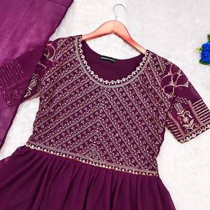 Belle robe Anarkali en soie avec robe longue pakistanaise Salwar Kameez Dupatta pour les fonctions de mariage. - Product Image 4