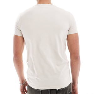 T-shirt pour homme OEM en tissu doux pour la peau, coupe équilibrée et moderne, pour impression personnalisée et commandes en grande quantité - Product Image 4