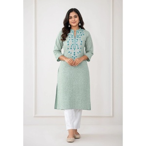 Rehaussez votre tenue quotidienne avec notre magnifique kurta pour femme en coton uni vert olive, col mandarin, respirant et coupe ample. - Product Image 1