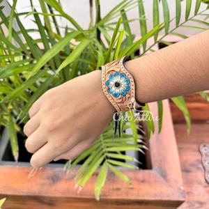 Pulsera de cuero genuino de grano completo de calidad superior Western Tooled Leather Turquoise Floral Cuff Custom Cowhide Women Wristband - Product Image 1