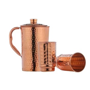 Pichet en cuivre martelé le plus vendu en verre personnalisable New Look Pitcher Set avec deux gobelets Accessoires de cuisine - Product Image 1
