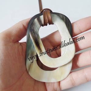 Joli pendentif en corne de buffle de couleur naturelle bijoux de mode VP246 - Product Image 2