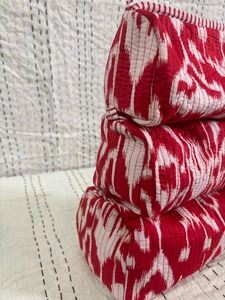 Ensemble de trousse de maquillage de voyage en coton matelassé à fermeture éclair de grande capacité rouge Ikat Block Print - Product Image 4