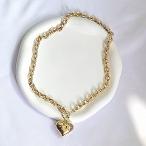 Collana in oro pesante con ciondolo a forma di cuore con ciondolo a forma di cuore spesso a catena con catena in zircone - Product Image 2