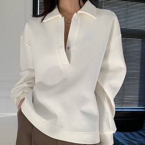 Vente en gros de sweat-shirt à col rond pour femmes avec logo personnalisé pull-over à manches longues noir vierge pour femmes - Product Image 2