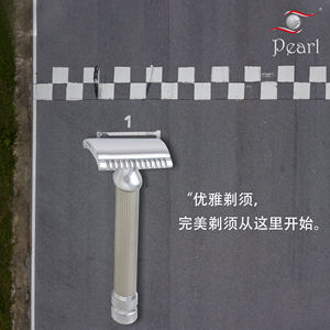 Maquinilla de afeitar de seguridad de latón pesado con diseño tradicional perfecto para afeitadas suaves y sedosas Exposición de ángulo de hoja - Product Image 5