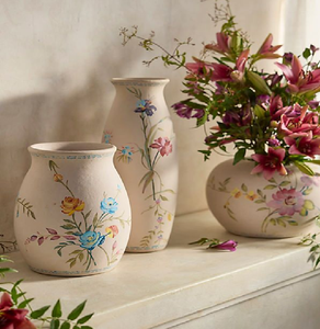 Jarrón de cerámica a rayas rojo y crema para un aspecto moderno. Disponible a precios de mayoreo - Product Image 5