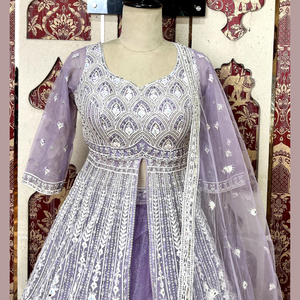 Indo Western Lehenga élégant en couleur rose oignon avec Chikankari complexe travail de toucher à la main Fusion parfaite de la tradition - Product Image 1