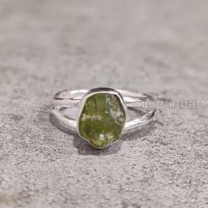Bijoux en pierre brute Bague pour femme Péridot brut naturel Pierre précieuse Pierre de naissance d'août Anniversaire martelé Bague en argent sterling 925 - Product Image 1