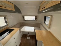 Remolque de caravana de aluminio verde y blanco con cama, estructura de cartucho para viajes al aire libre